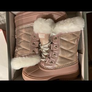 Light pink girl winter boots- never worn